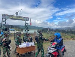 Jumat Berkah, Satgas Yonif 323 Buaya Putih Bagikan Makan Siang Gratis ke Masyarakat Pedalaman Papua
