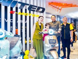 Resmikan Pembukaan Showroom United E-Motor, Bamsoet Dorong Penggunaan Kendaraan Listrik di Indonesia
