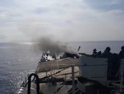 Tingkatkan Kemampuan Tempur, KRI Teluk Cirebon-543 Latihan Penembakan di Perairan Utara Samalanga