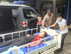 Aksi Sigap, Bhabinkamtibmas Polsek Metro Tamansari Evakuasi Korban Kecelakaan Motor di Jalan Gajah Mada