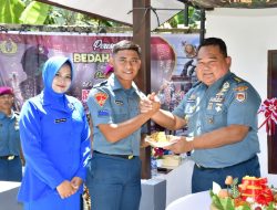 Wujud Syukur Atas Bantuan Program Bedah Rumah Korps Marinir, Asrena Danpasmar 3 Lakukan Pemotongan Tumpeng