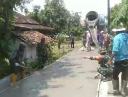 Dukung Pembangunan Infrastruktur, Babinsa Koramil 07/Ngrampal Bantu Warga Mengecor Jalan