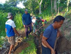 Bersama Warga, Babinsa Desa Kebunduren Gotong Royong Bangun Saluran Irigasi