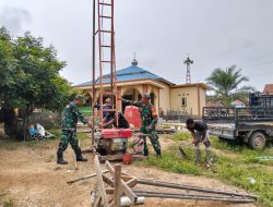 Wujudkan Akses Air Bersih, Babinsa Kodim Lubuk Linggau Kawal Program TNI Manunggal Air di Desa Beringin Makmur II