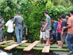 Prajurit Kodim OKU Sigap Bangun Jembatan Darurat di Jalur Baturaja-Muaradua yang Putus Akibat Longsor