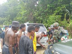 Bentuk Kepedulian TNI, Satgas Habema Bantu Tarik Mobil Warga yang Terperosok di Faitsawe