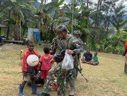 Wujud Kepedulian TNI, Satgas Yonif 323 Serahkan Bantuan Bola Kaki ke Anak-anak Kampung Kago