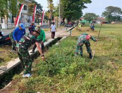 Jaga Kebersihan Lingkungan, Babinsa Koramil 09/Sambungmacan Bersama Warga Kerja Bakti Bersihkan Jalan Desa
