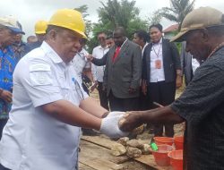 Pj Bupati Maybrat Dampingi Pj Gubernur PBD Lakukan Peletakan Batu Pertama Pembangunan Perumahan ASN