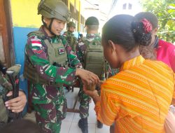 Berbagi Antar Sesama, Satgas Yonif 131/BRS Bagikan Bubur Kacang Hijau ke Murid SD di Perbatasan