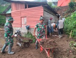 Gerak Cepat, Babinsa Kodim Kerinci Bantu Bersihkan Rumah Warga Terdampak Longsor