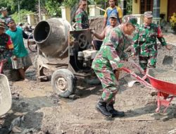 Permudah Mobilitas Warga, Danramil 02/Karangmalanag Bersama Anggota Bangun Jembatan Penghubung Antar Desa