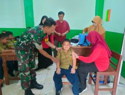 Berikan Rasa Aman dan Nyaman, Babinsa Sertu Mawan Dampingi Kegiatan Imunisasi