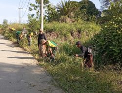 Wujudkan Lingkungan Bersih dan Tertata, Satgas Pamtas Yonarmed 11 Kostrad Gelar Karya Bakti Bersama Warga