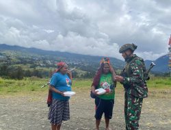 Warga Kampung Wako Sukacita Menerima Makan Siang Gratis dari Satgas Habema