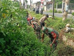 Minggu Bersih, Babinsa Desa Wonodadi Bersama Warga Kerja Bakti Bersihkan Parit Jalan Desa
