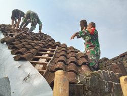 Wujud Kepedulian TNI, Babinsa Koramil 12/Simo Bantu Perbaiki Atap Rumah Warga yang Rusak