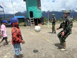 Warga Kampung Ngudusiga Semangat Latihan Bola Bersama Satgas Habema