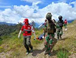 Satgas Yonif 323 Buaya Putih Berhasil Evakuasi Korban Penembakan OPM di Kabupaten Puncak