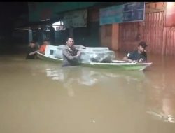 Mengawal Kotak Suara di Tengah Banjir, Bripka Miro Jadi Inspirasi Warga