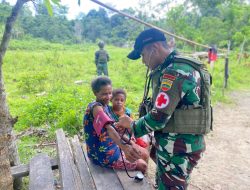 Wujudkan Kemanunggalan TNI dengan Rakyat, Satgas Yonif 131/BRS Berikan Pelayanan Kesehatan Gratis ke Warga Kalibom