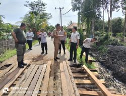 Pasca Ambruknya Jembatan Penghubung Desa Betung-Teluk Limau, Dishub dan Camat Gelumbang Pastikan Perbaikan Darurat