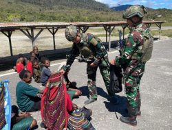 Jalin Hubungan Baik, Satgas Yonif 323 Buaya Putih Bagikan Nasi Bungkus ke Masyarakat Papua