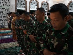 Pererat Silaturahmi, Dandim 0402/OKI dan Anggota Sholat Subuh Berjamaah Bersama Masyarakat