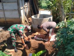 Wujud Peduli Lingkungan Sehat, Babinsa Kesamben Bantu Pembuatan Sarana MCK Warga