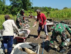 Perkokoh Infrastruktur Desa, Babinsa Serka Sumanto Bangun Talud Jalan Kampung Bersama Warga