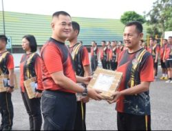 Bentuk Perhatian, Danrem 044/Gapo Bagikan Seragam PDH ke Prajurit dan PNS
