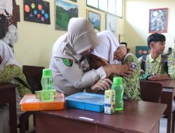 Polres Malang Gelar Simulasi Makan Bergizi di MTs Al Khalifah, Siswi Kelas VII Menangis Karena Alasan Ini