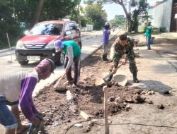 Bantu Pemerintah Desa, Anggota Koramil Nogosari Bantu Warga Perbaiki Jalan