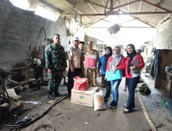 Babinsa Serda Dwi Arno Dampingi Penyerahan Bantuan untuk Korban Banjir di Desa Donomulyo