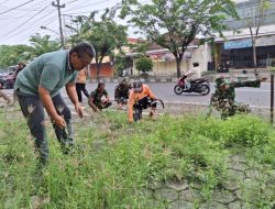Peduli Lingkungan, Danramil 03/Serengan Bersama Anggota Laksanakan Kerja Bakti Pembersihan Rumput dan Jogo Kali