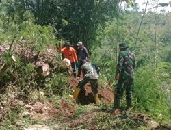 Atasi Longsor di Desa Tamansari, Personel Koramil 0818/17 Ampelgading Laksanakan Karya Bakti Bersama Warga