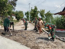 Wujud Peduli, Babinsa Koramil 12/Gesi Bantu Warga Perbaiki Jalan Rusak
