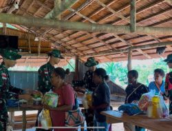Berbagi Kasih dan Bantu Kesulitan Warga, Satgas Yonif 144/JY Gelar Baksos di Kombut