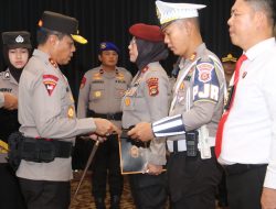 Bentuk Apresiasi, Kapolda Sumsel Berikan Penghargaan ke Personel Berprestasi