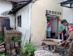 Wujudkan Kemanunggalan dengan Rakyat, Babinsa Kelurahan Kanigoro Bantu Rehab Rumah Warga