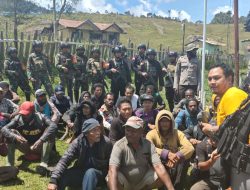 Satgas Yonif 323 Amankan Pekerja Pembangunan di Papua dari Ancaman OPM