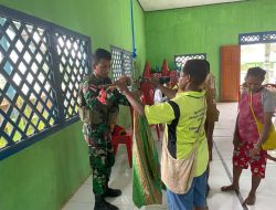 Peduli Kesehatan Balita, Satgas Yonif 144/JY Bersinergi dengan Puskesmas Laksanakan Posyandu