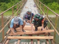 Jembatan Gantung Rusak, Babinsa Koramil 408-03/KT Gerak Cepat Gotong Royong Bersama Warga