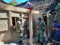 Cerminkan Rasa Kemanunggalan TNI, Babinsa Koramil 15/Gemolongu Bantu Renovasi Rumah Warga