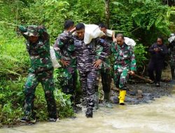 Perjuangan Prajurit TNI Pikul Material Lewati Sungai Hutan Makam Pahlawan Nasional