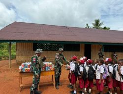 Wujud Peduli, Satgas Yonif 144/JY Bagikan Makanan Gratis ke Anak-anak Papua