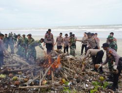 Sambut Hari Juang TNI AD, Korem 041/Gamas Gelar Aksi Karya Bakti Bersihkan Pantai Panjang