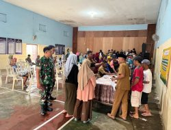 Babinsa Koramil Dampit Laksanakan Pendampingan Penyaluran Bantuan Pangan ke Warga Desa Jambangan