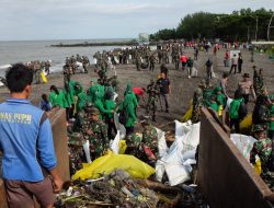 Semangat Hari Juang TNI AD 2024, Korem 162/Wira Bhakti Bersatu Bersihkan Pantai Loang Baloq