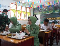 Ketua Persit Kodam I/BB Ikut Makan Sehat Bergizi Bersama Siswa SD Kartika I-4 Pematangsiantar
